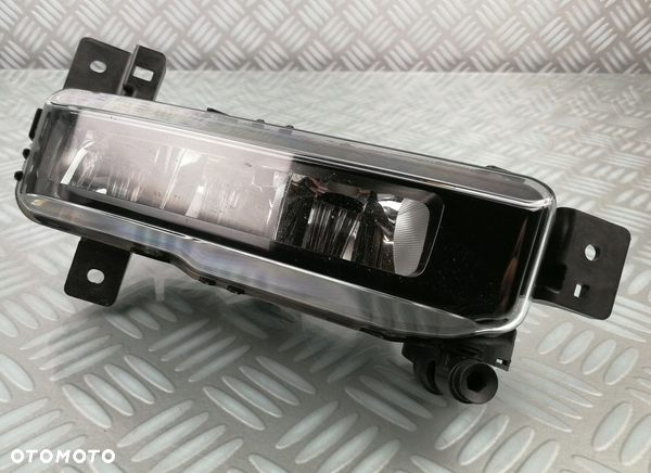 7471082 lampa halogen DRL prawy przód BMW F40 F45 F46 G06 G07 X7 G20 G21