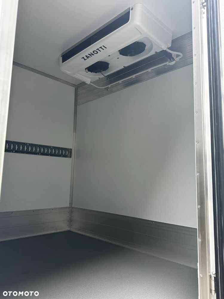 Mercedes-Benz Sprinter - 33