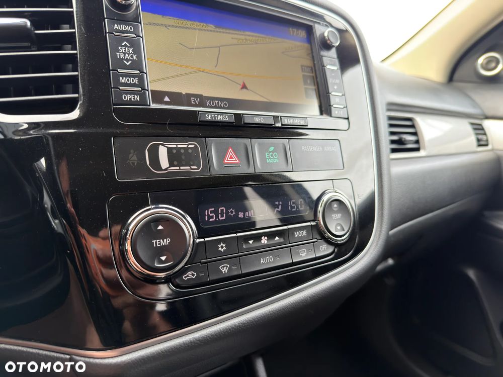 Mitsubishi Outlander Instyle NAVI + - 31