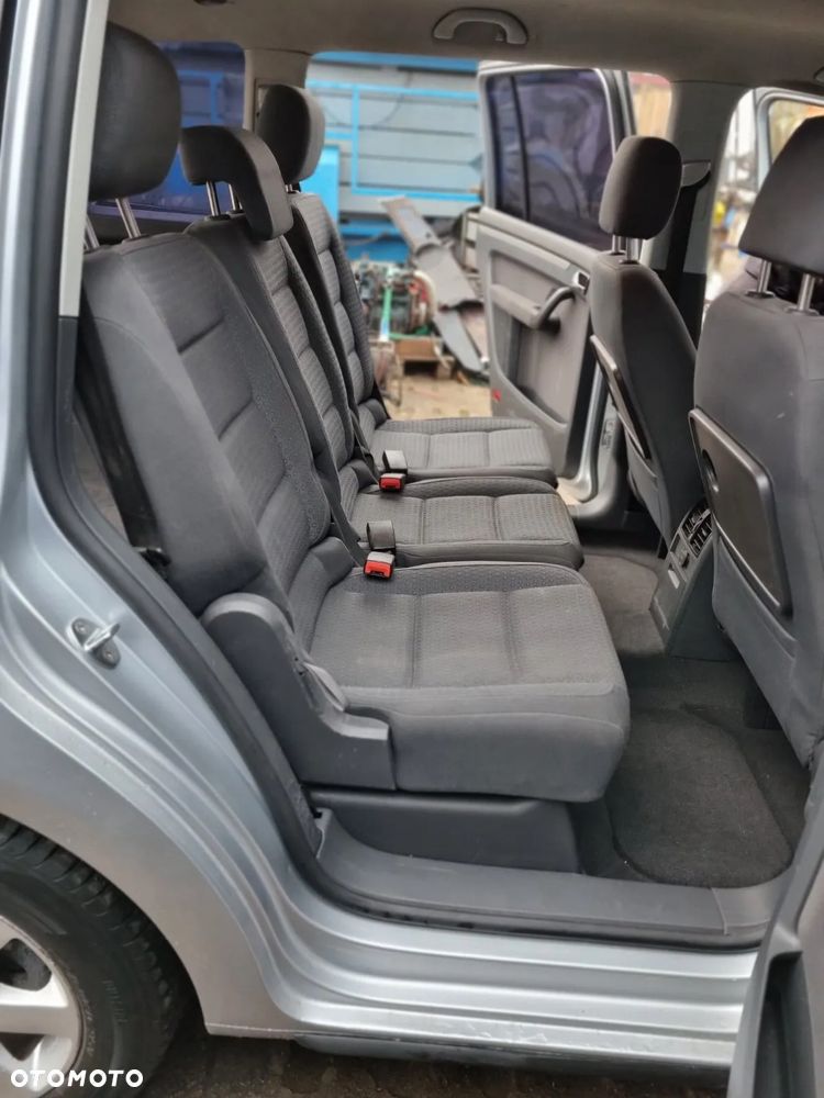 Volkswagen Touran - 11