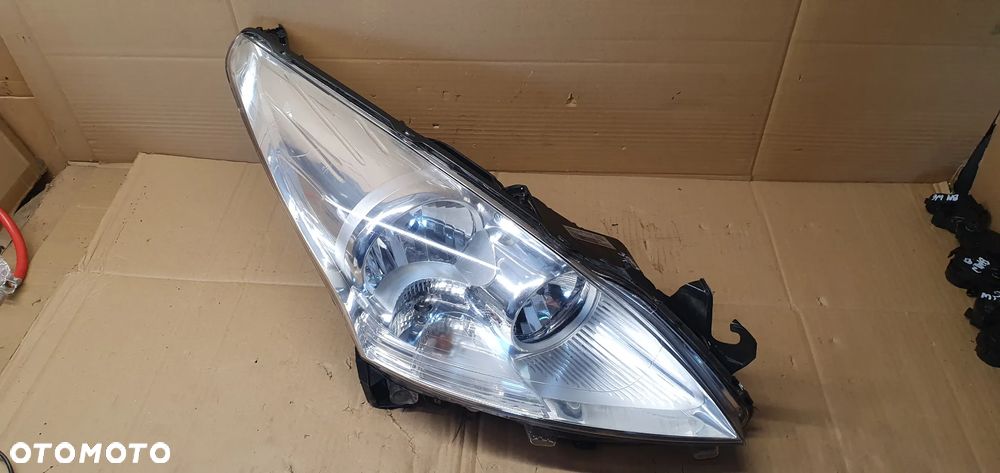 Lampa prawy przód przednia prawa Peugeot 3008 89903245 - 2