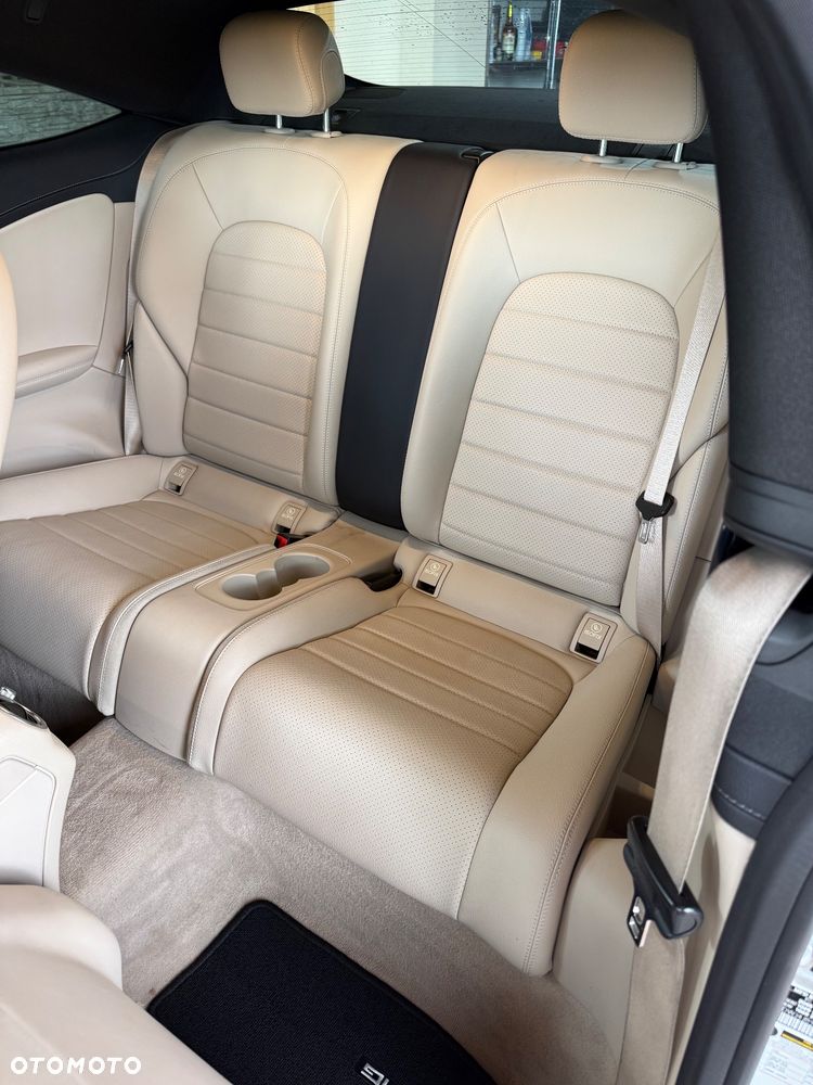 Mercedes-Benz Klasa C 300 7G-TRONIC - 23