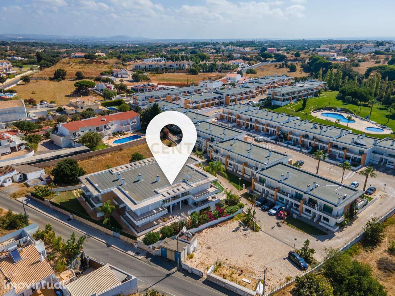 Duplex em condomínio privado com piscina, e grande jardim. - Grande imagem: 5/33