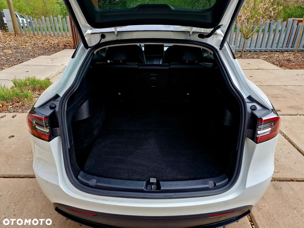 Tesla Model Y Long Range AWD - 15