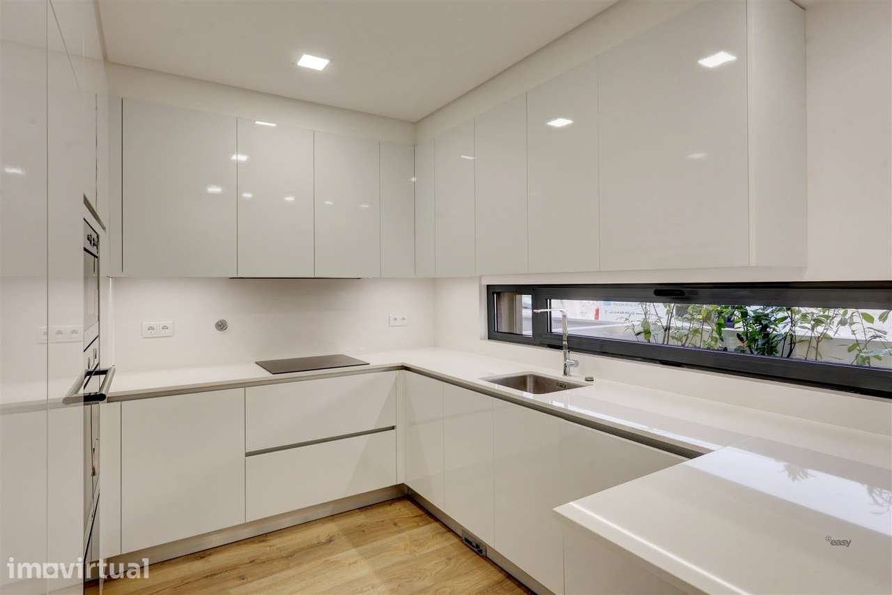 Moradia T4 com 4 Suites, Piscina Aquecida e Box com Carregamento Elétr - Grande imagem: 5/25