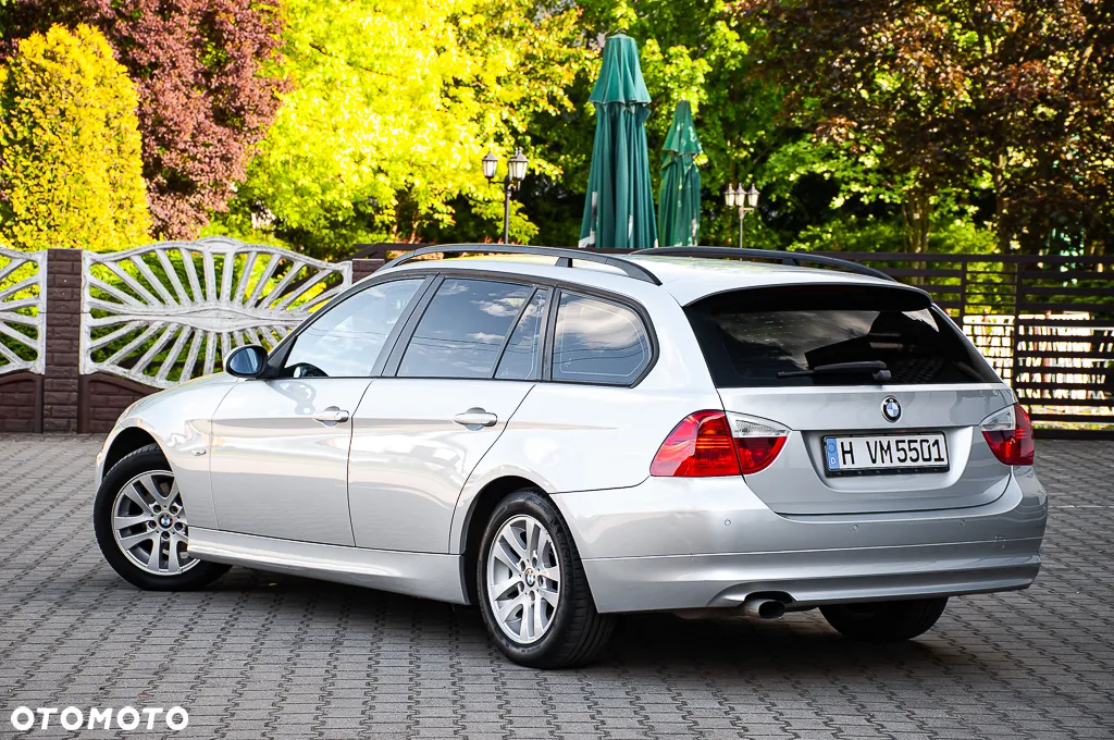 BMW Seria 3 318i Touring - 15