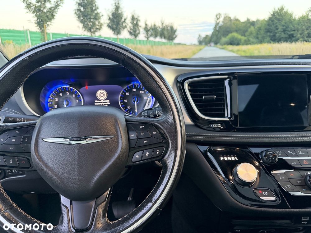 Chrysler Pacifica - 32