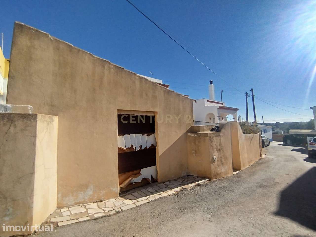 Casa para Remodelar com quintal, em Espiche, a curta distância da Prai - Grande imagem: 2/17