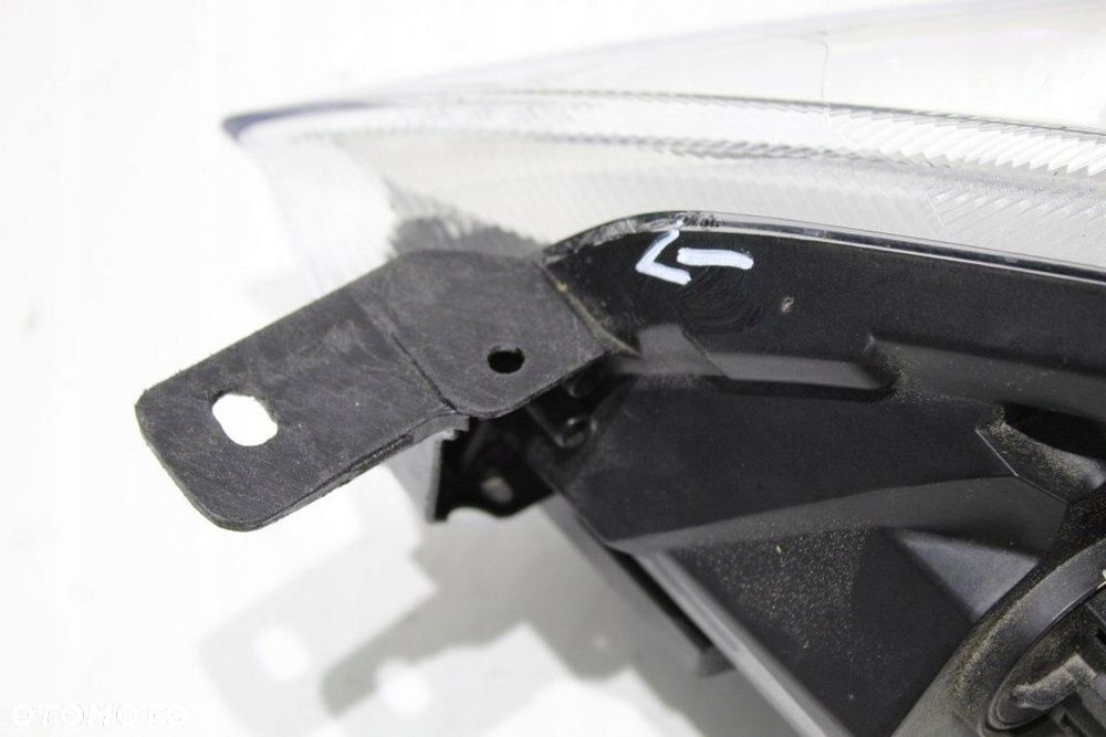 Ford Fiesta MK8 Lampa Przód Prawa Ładna - 3