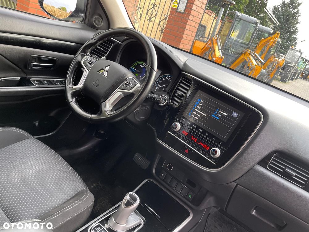 Mitsubishi Outlander 2.4 4WD Diamant+ - 21