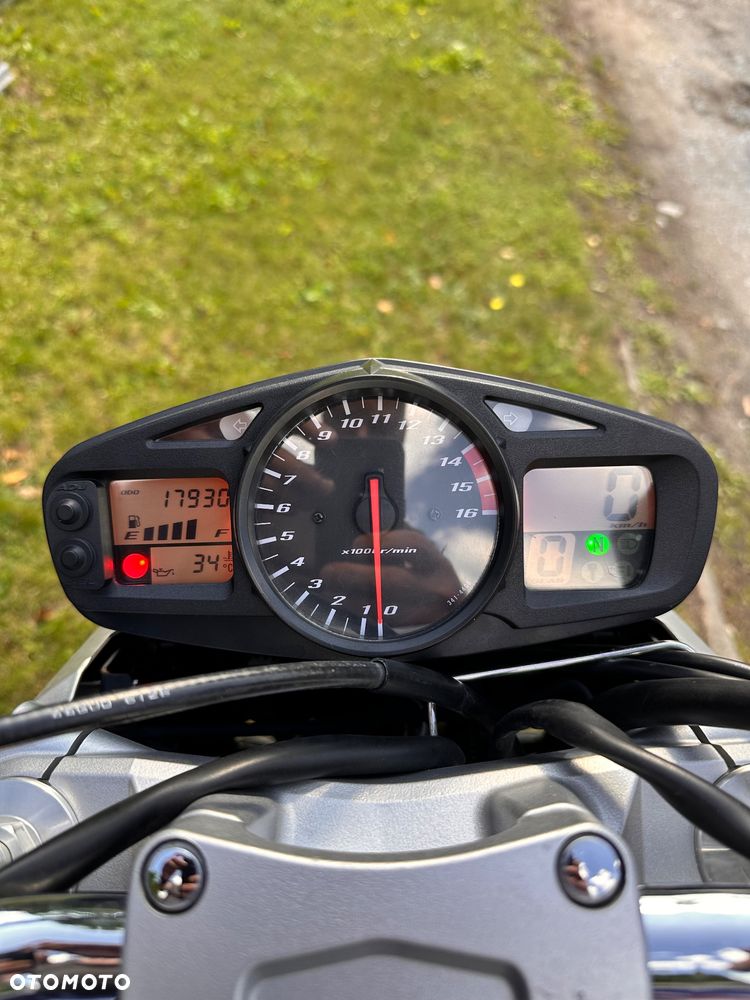 Suzuki GSR - 2