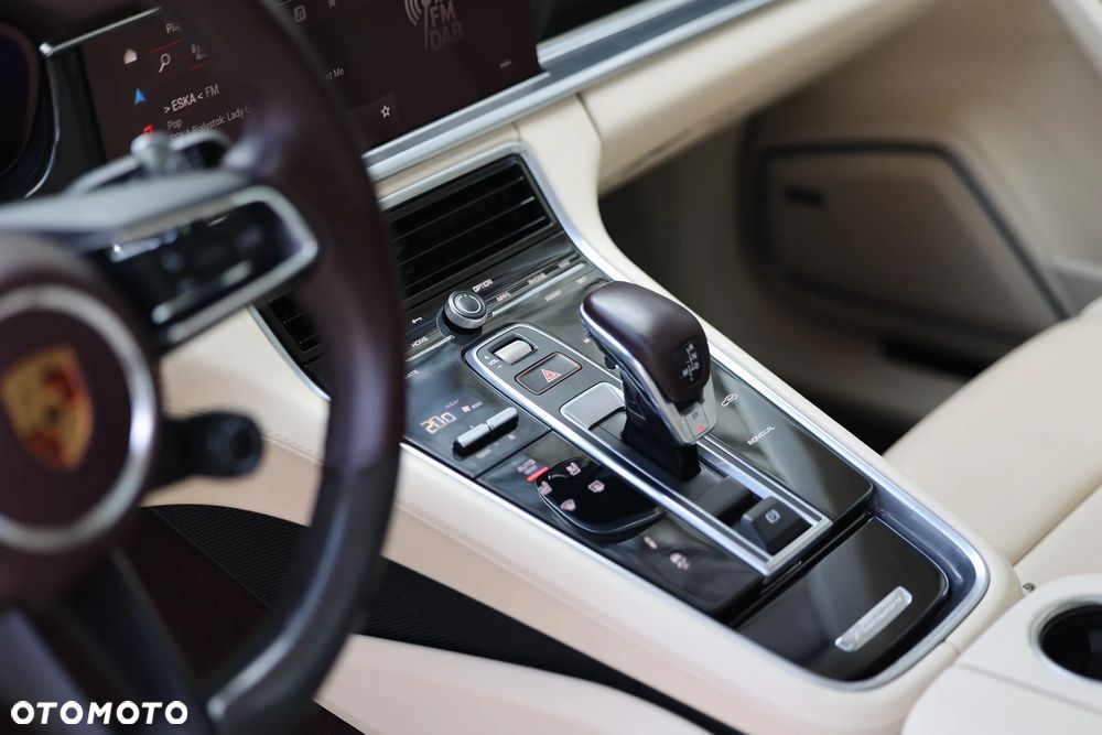 Porsche Panamera 4 Platinum Edition - 12