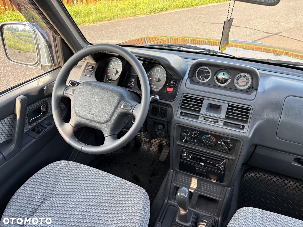 Mitsubishi Pajero - 24