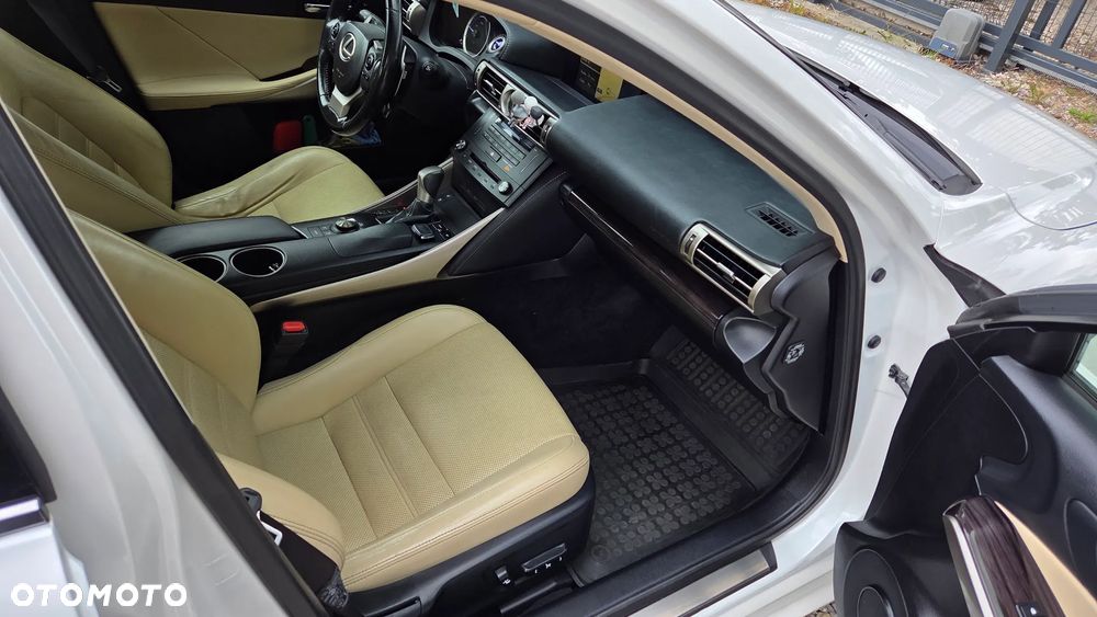 Lexus IS 300h Prestige - 13