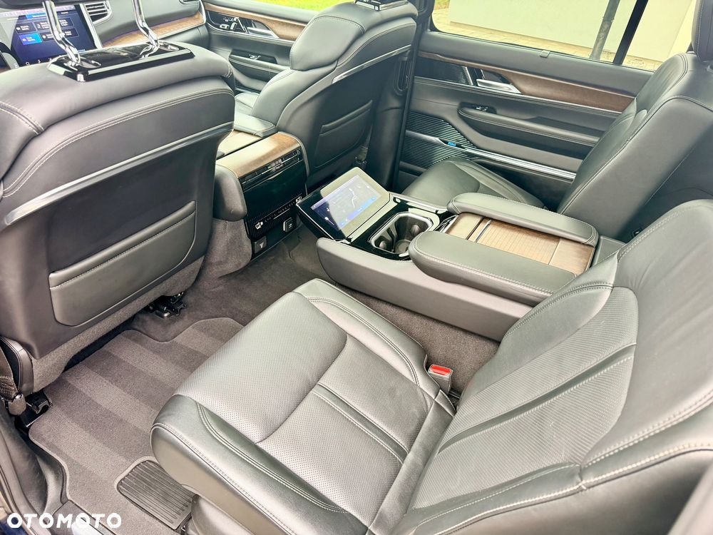 Jeep Grand Wagoneer - 30