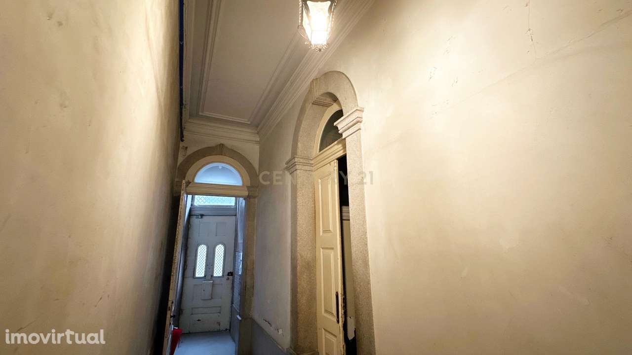 Prédio no centro do Porto, ao lado do Hospital Santo António - Grande imagem: 3/43