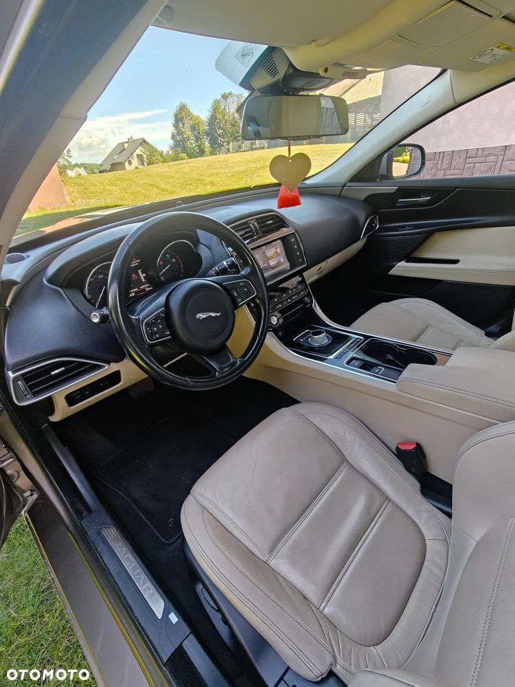 Jaguar XE 2.0 T Prestige - 9