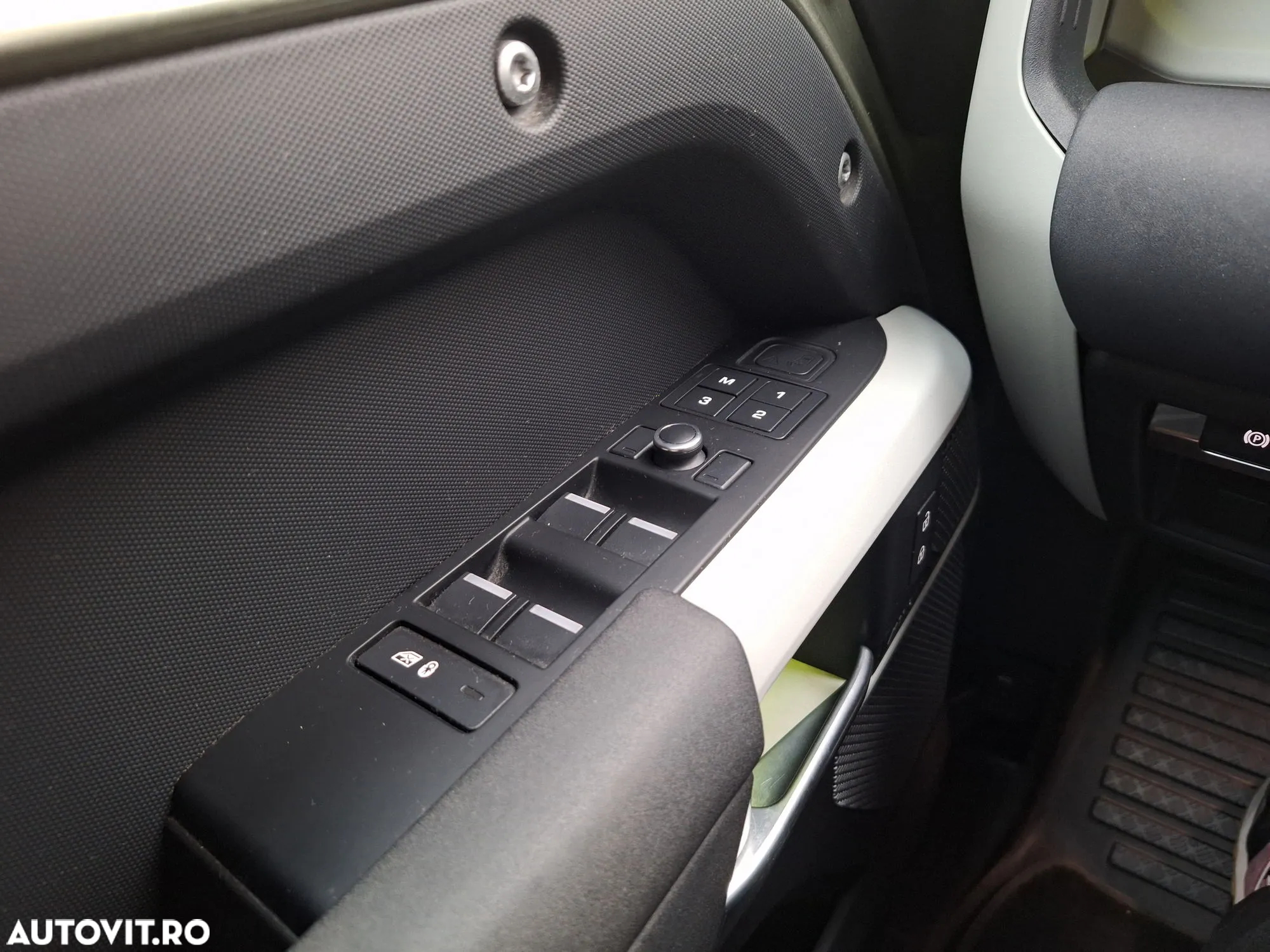 Land Rover Defender 110 2.0L D240 SE - 19