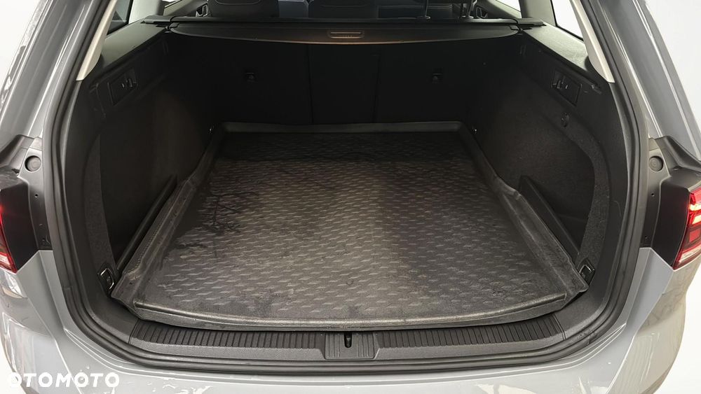 Volkswagen Passat - 12