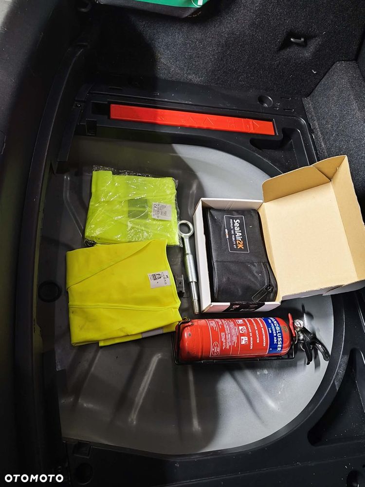 Volvo V40 D2 Drive-E R-Design Kinetic - 12