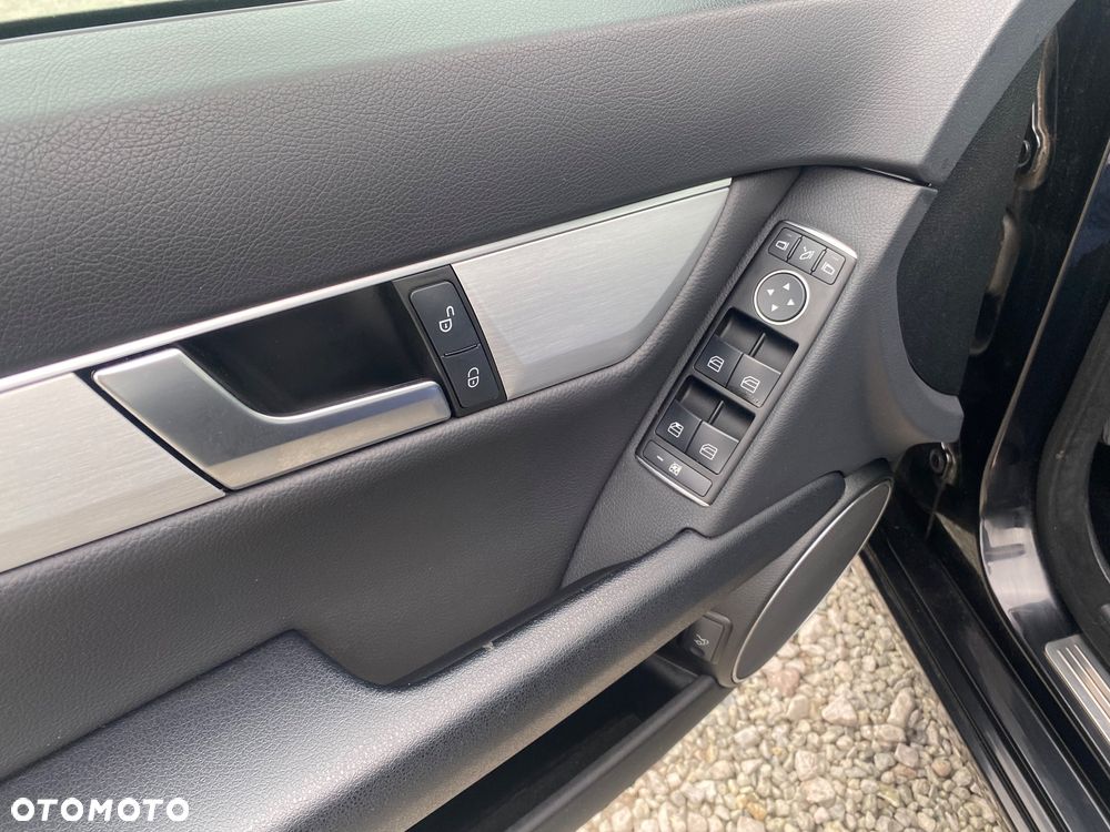 Mercedes-Benz Klasa C 180 CGI Automatik BlueEFFICIENCY Avantgarde - 20