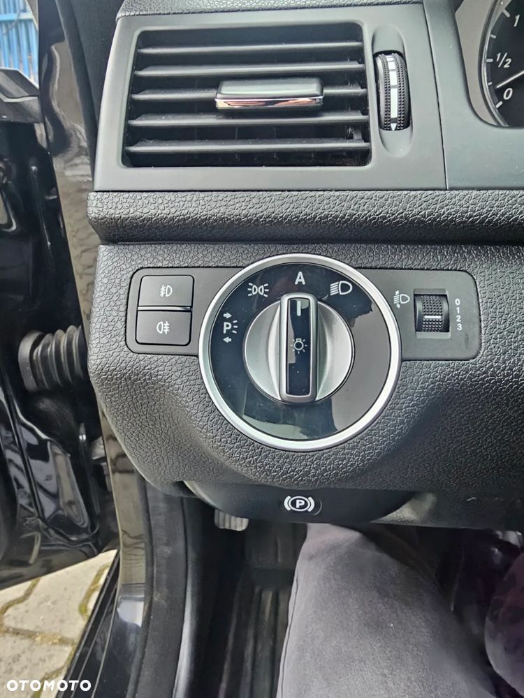 Mercedes-Benz Klasa C 180 CGI BlueEFFICIENCY Avantgarde - 24