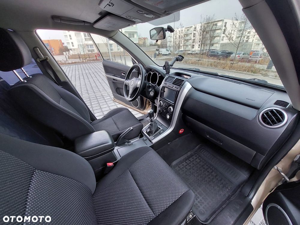 Suzuki Grand Vitara 2.0 - 7