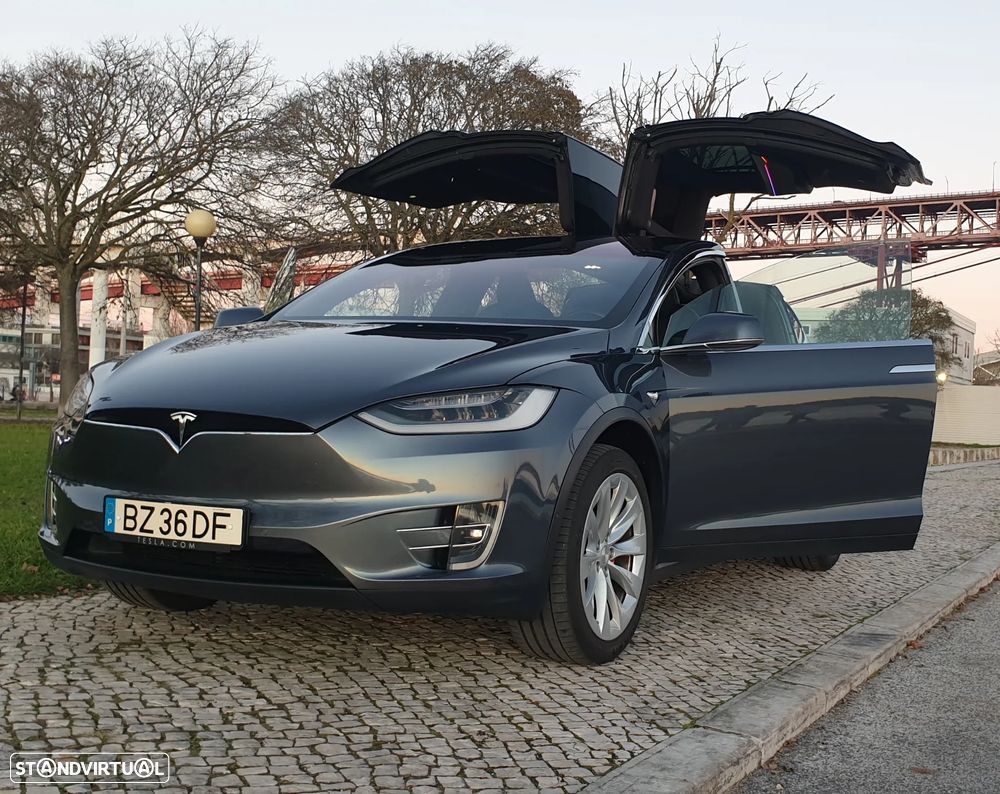 Tesla Model X - 15