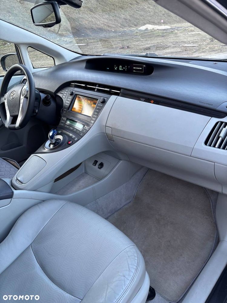 Toyota Prius (Hybrid) - 8