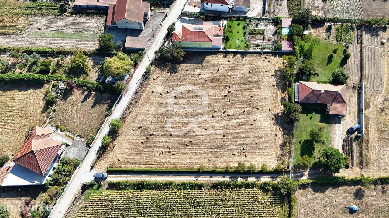Terreno rústico de 3.693 m² murado e plano na periferia de Chaves - Grande imagem: 2/6