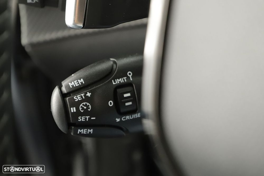 Peugeot 2008 1.2 PureTech Allure EAT8 - 17