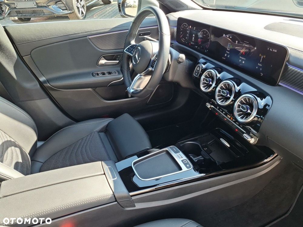 Mercedes-Benz CLA 180 Progressive 7G-DCT - 16