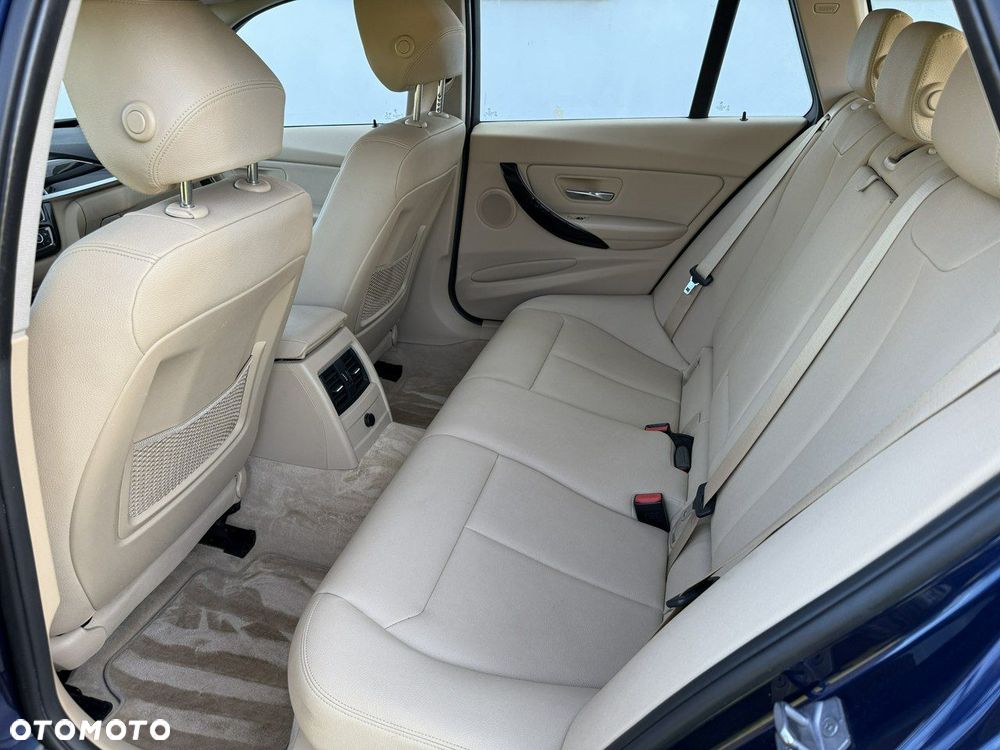 BMW Seria 3 320i Luxury Line - 35