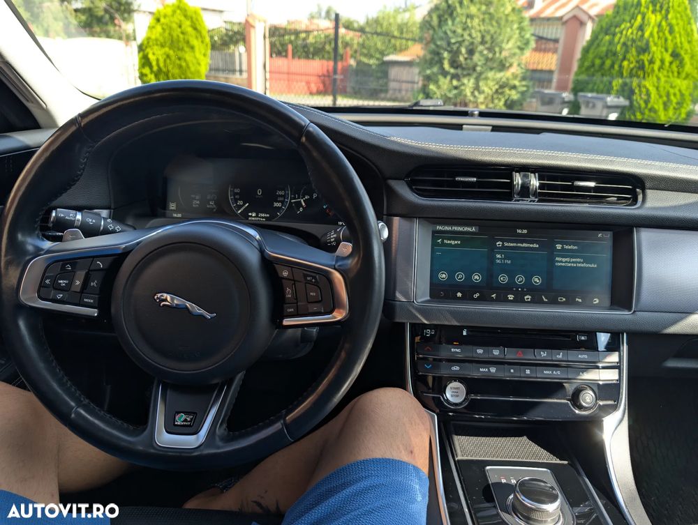 Jaguar XF 25d AWD R-Sport - 18