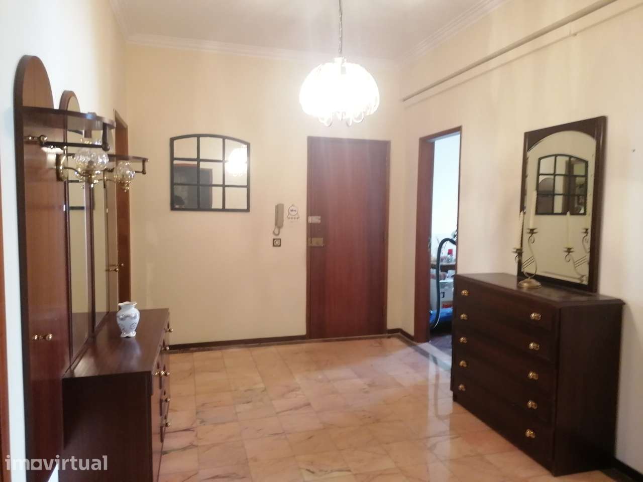 Prédio , localizada em zona central de Stº André, Barreiro. - Grande imagem: 2/22