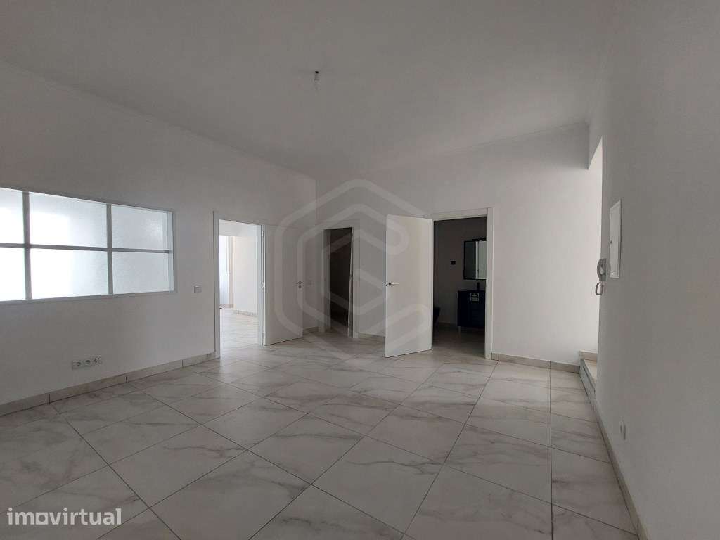 Moradia remodelada com garagem e jardim localizada em Portimão, Alg... - Grande imagem: 2/25
