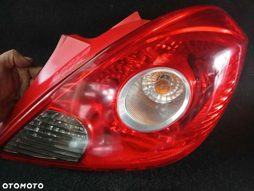 Opel Corsa D Lampa tylna prawa-uszkodzona - 1