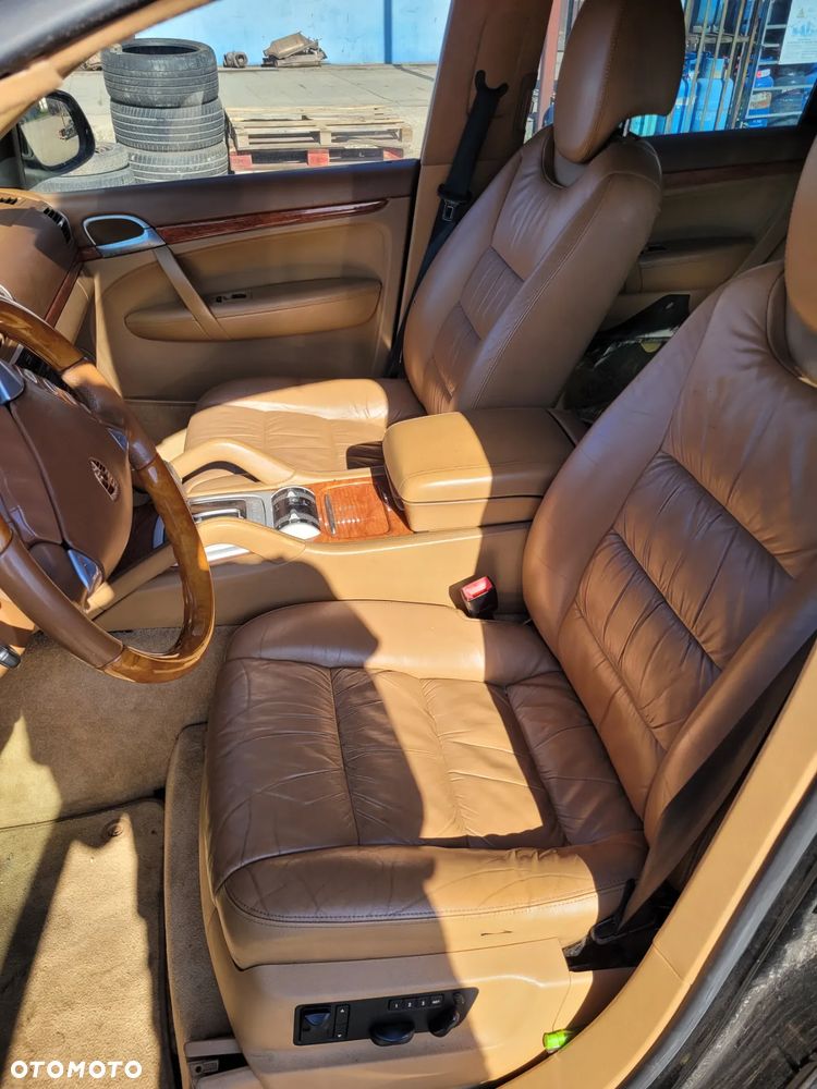 PORSCHE CAYENNE 955 fotel fotele kanapa deska kokpit podsufitka boczek boczki klamka podłokietnik licznik - 3