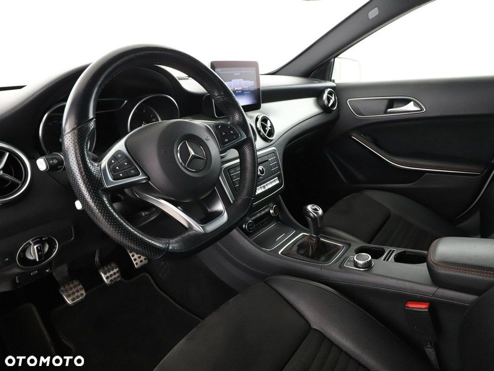 Mercedes-Benz GLA 180 AMG Line - 14