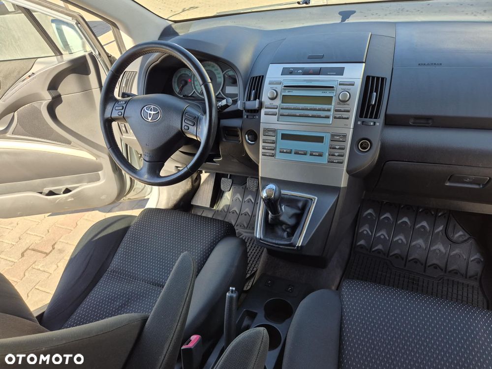 Toyota Corolla Verso 2.2 D-4D - 6