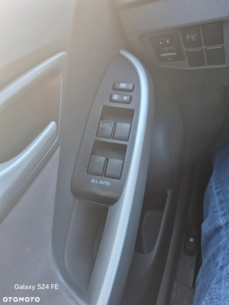 Toyota Prius (Hybrid) - 11