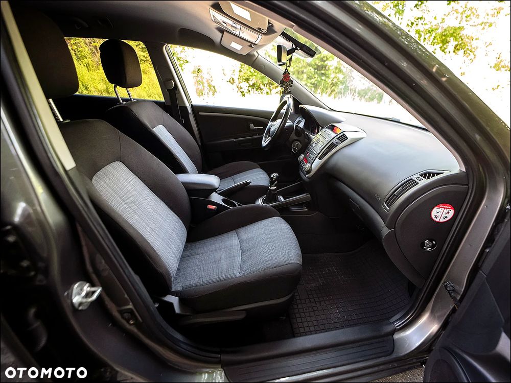 Kia Ceed - 36