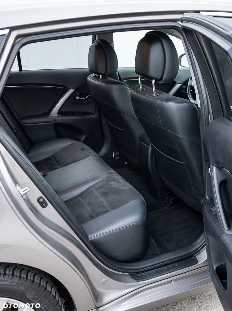 Toyota Avensis 1.8 Premium - 12