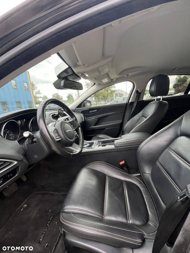 Jaguar XE 2.0 D Prestige - 12