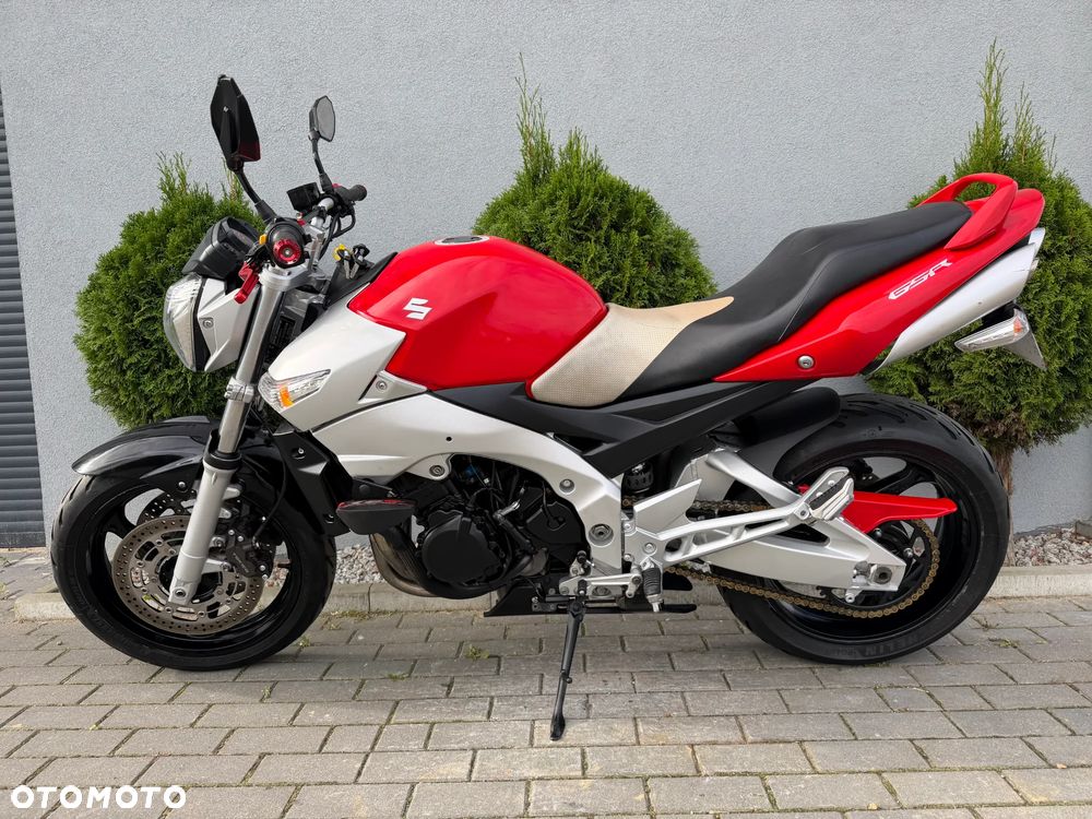 Suzuki GSR - 6