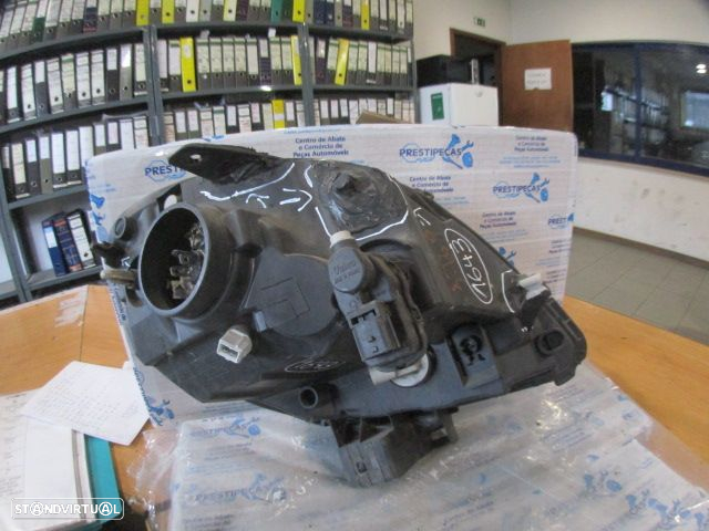 Farol 8200589032 RENAULT KANGOO 1 FASE 2  2007 1.5DCI 70CV 4P BRANCA ESQ H4 VALEO Danificado - 7