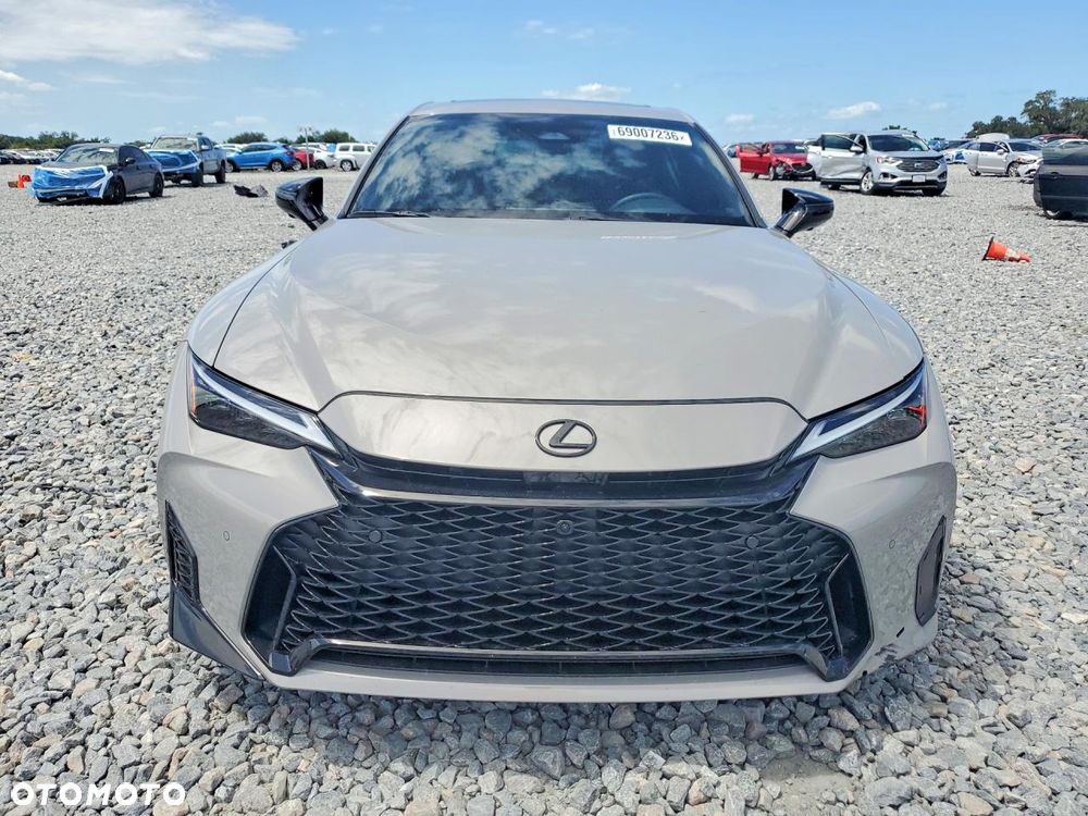 Lexus IS