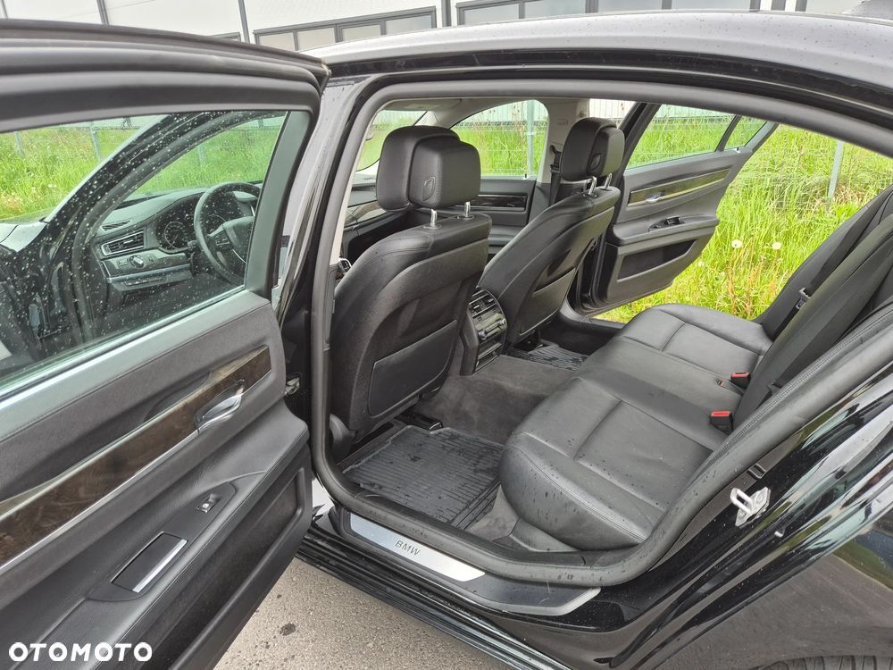 BMW Seria 7 740Li - 32