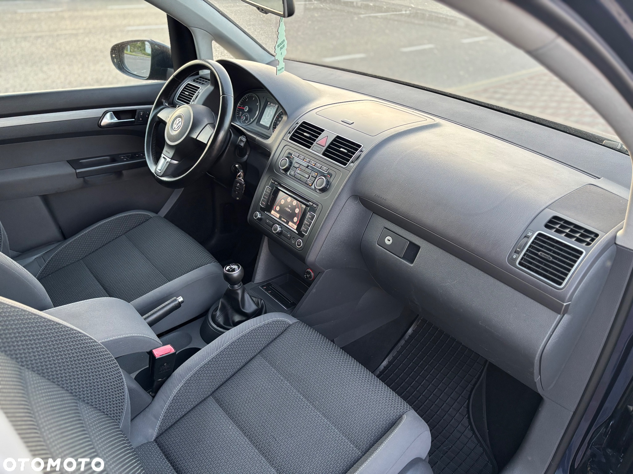 Volkswagen Touran - 11