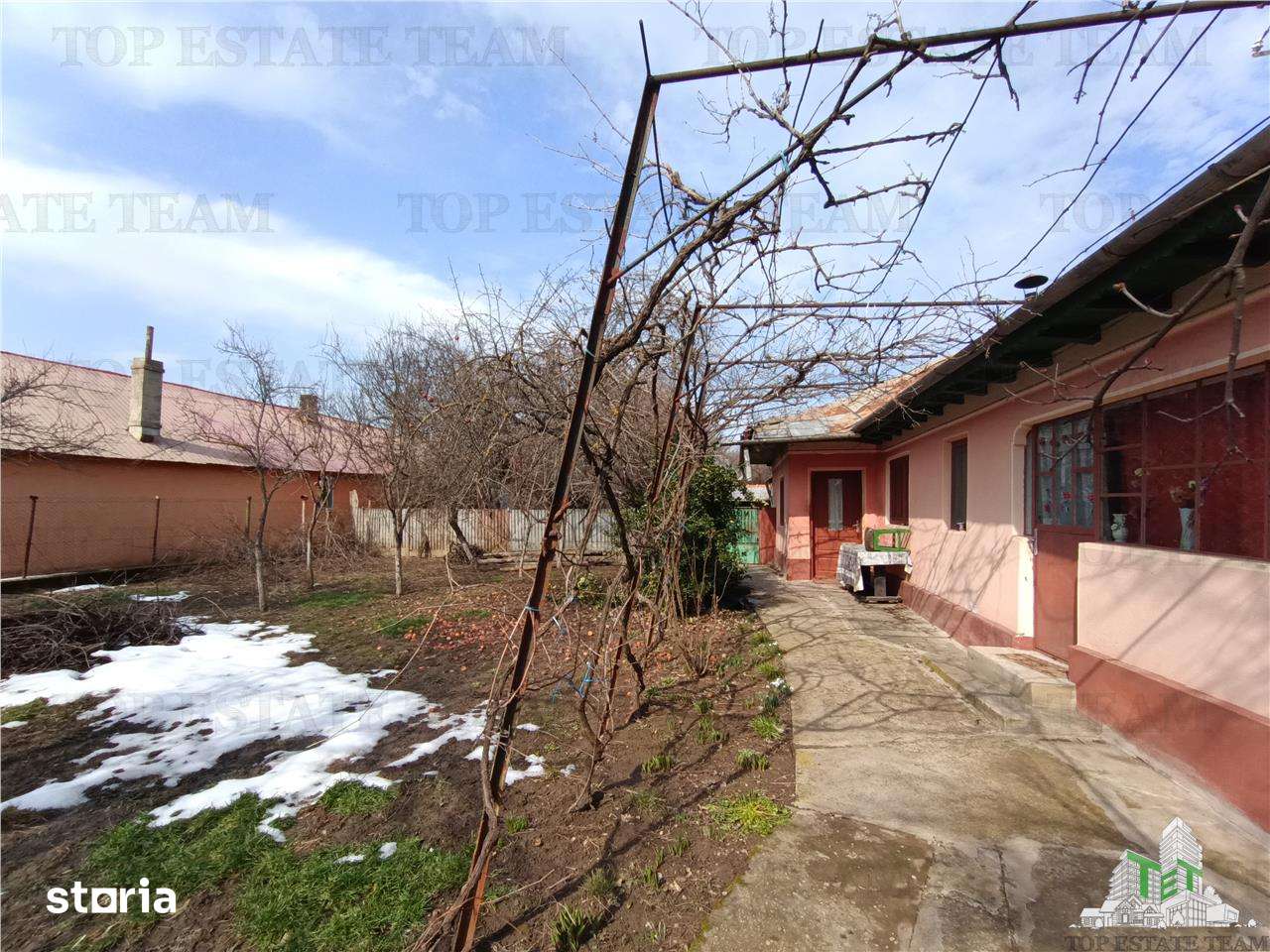 Casa taraneasca traditionala pe parter cu gradina si livada 1700mp in - Imagine principală: 3/18